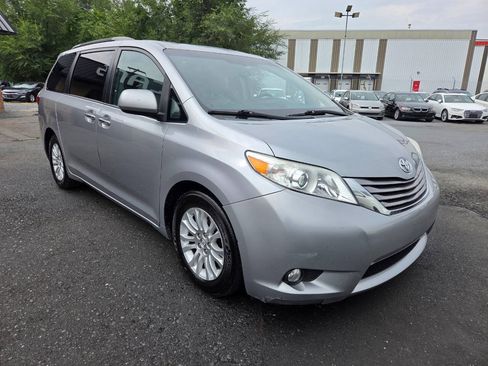 Used 2015 Toyota Sienna XLE FWD image 3