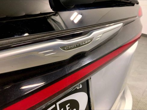 Used 2023 Chrysler Pacifica Touring-L image 30