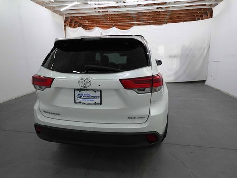 Used 2018 Toyota Highlander XLE AWD/4WD image 5