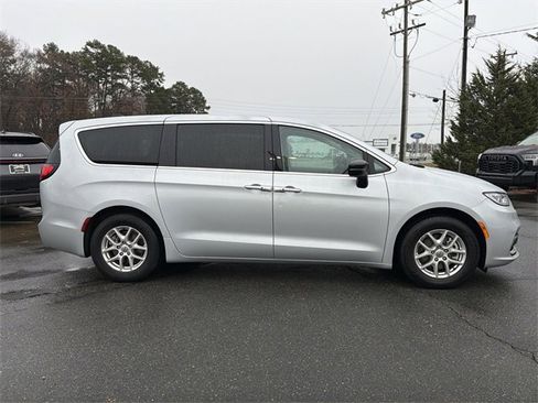Used 2024 Chrysler Pacifica Touring-L image 14