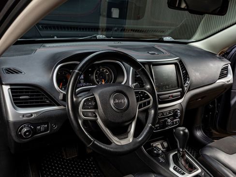 Used 2018 Jeep Cherokee Trailhawk w/ Comfort & Convenience Group image 12