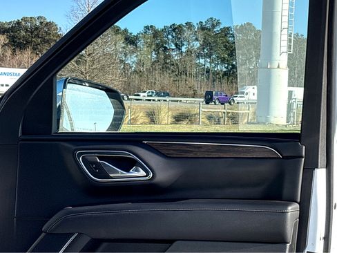 Used 2023 Chevrolet Suburban Premier image 13