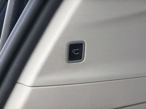 Used 2023 Chrysler Pacifica Touring-L FWD image 37