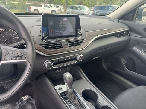 Used 2025 Nissan Altima 2.5 SV FWD image 17