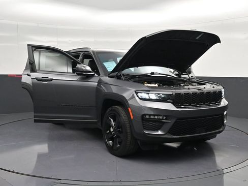 Used 2025 Jeep Grand Cherokee Limited w/ Black Appearance Package RWD image 29