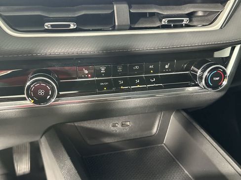 Used 2025 Chevrolet Equinox LT FWD image 20