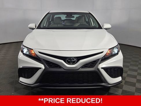 Used 2022 Toyota Camry SE FWD image 2