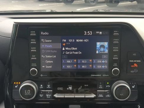 Used 2021 Toyota Highlander XLE FWD image 21