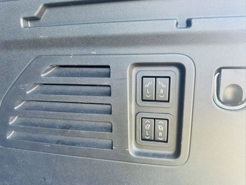 Used 2024 Chevrolet Traverse RS image 43