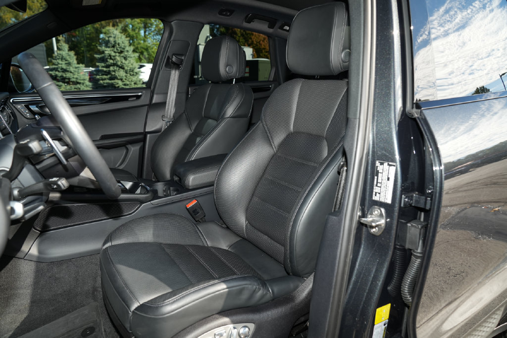 Certified 2026 Porsche Macan AWD/4WD image 5