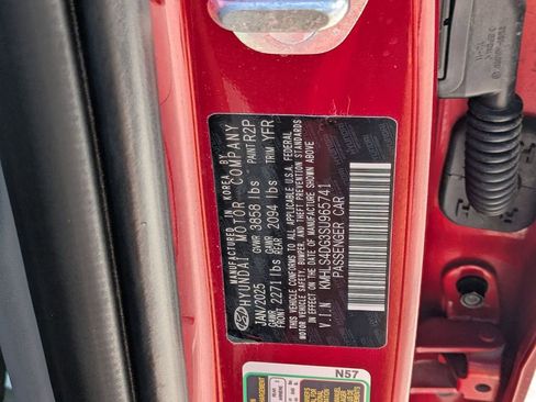 Used 2025 Hyundai Elantra SEL FWD image 34