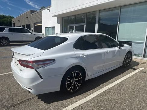 Used 2020 Toyota Camry SE w/ Convenience Package FWD image 5