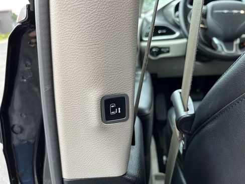 Used 2020 Chrysler Pacifica Touring-L Plus w/ Advanced Safetytec Group FWD image 30