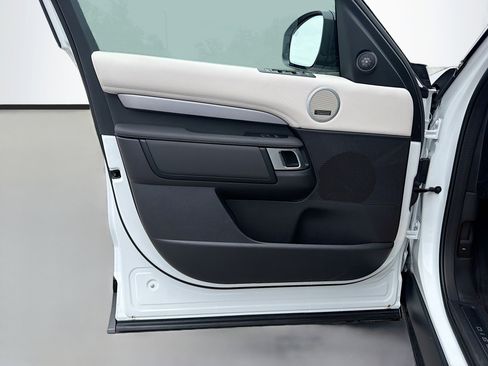 Used 2025 Land Rover Discovery Dynamic SE AWD/4WD image 23
