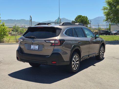 Used 2023 Subaru Outback Premium AWD/4WD image 3