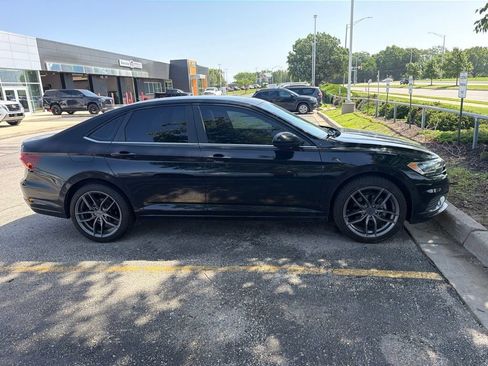 Used 2019 Volkswagen Jetta SE FWD image 2