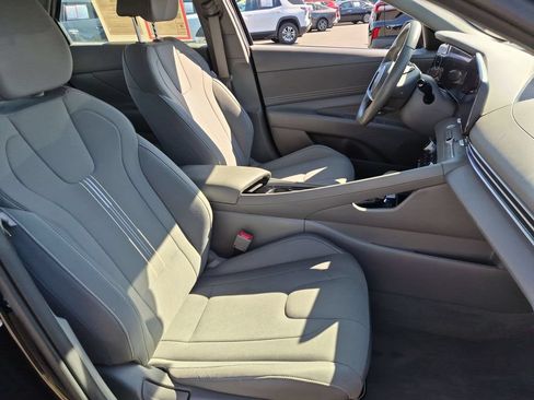 Used 2025 Hyundai Elantra SEL FWD image 31