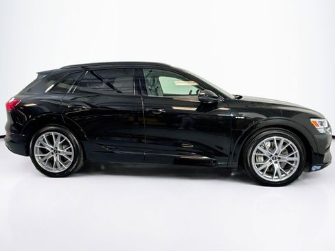 Used 2021 Audi e-tron Prestige w/ Prestige Package image 4