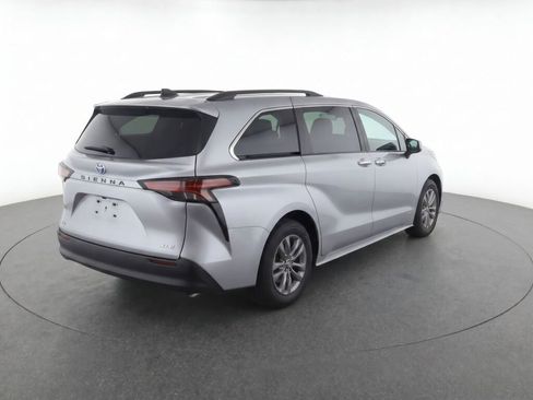 Used 2025 Toyota Sienna XLE FWD image 5