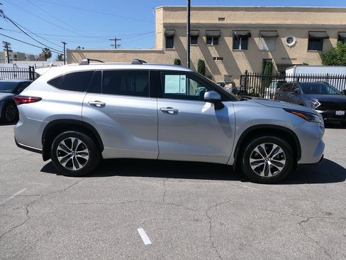 Used 2021 Toyota Highlander XLE FWD image 2