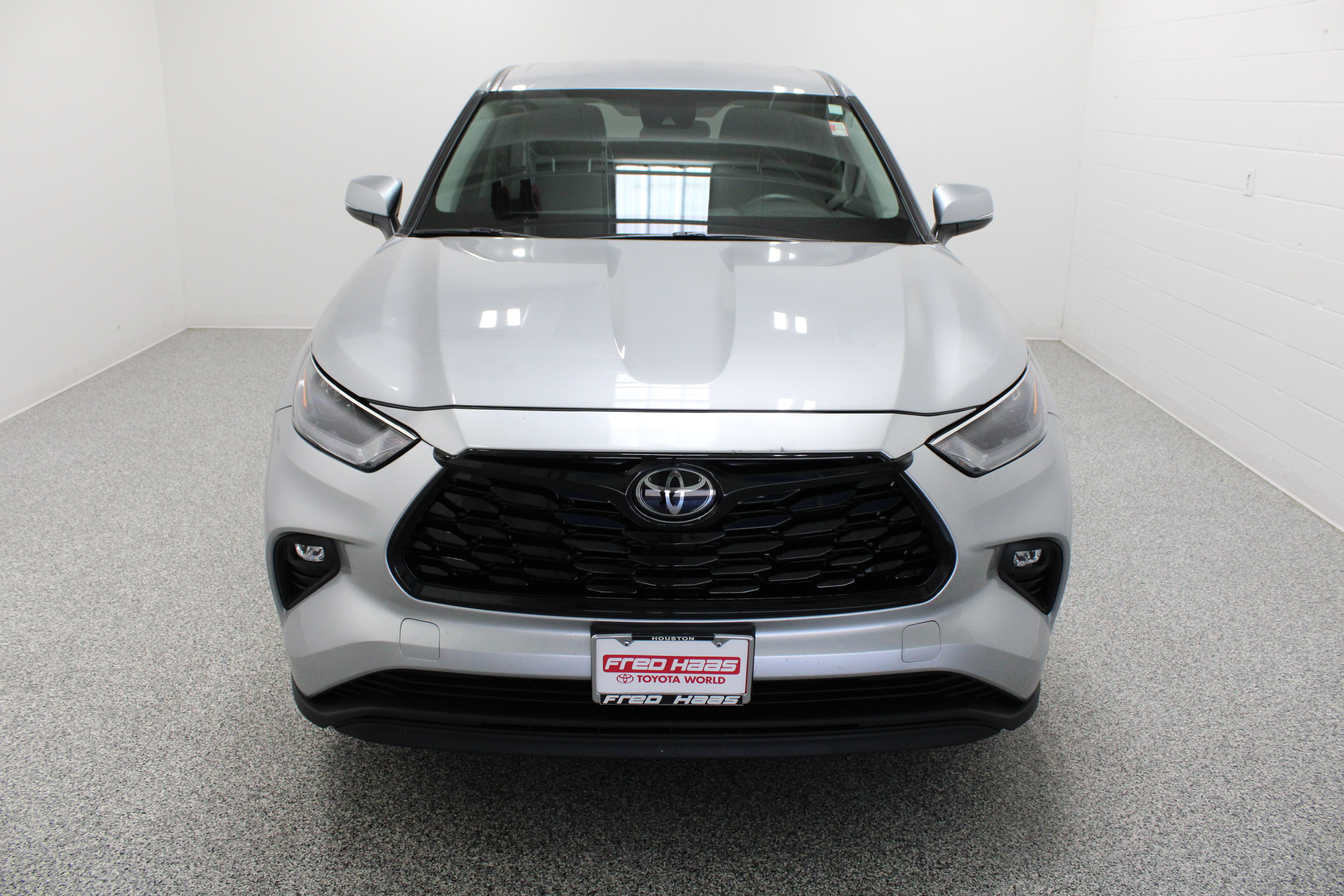 Used 2025 Toyota Highlander LE FWD image 3