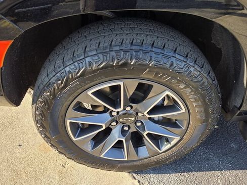 Used 2023 Chevrolet Suburban Z71 w/ Luxury Package AWD/4WD image 9