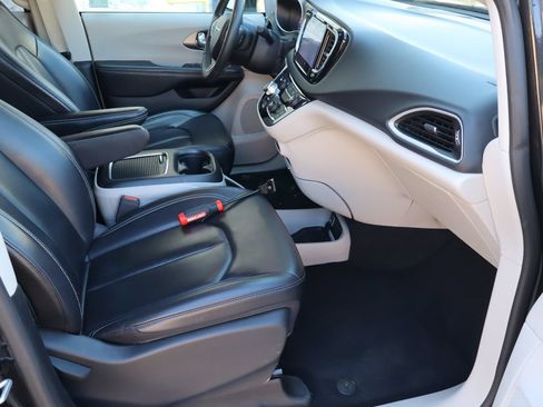 Used 2023 Chrysler Pacifica Touring-L FWD image 17
