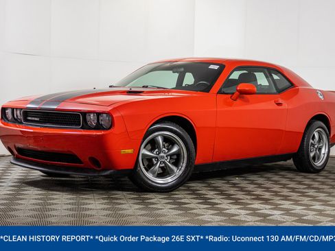 Used 2014 Dodge Challenger SXT image 2