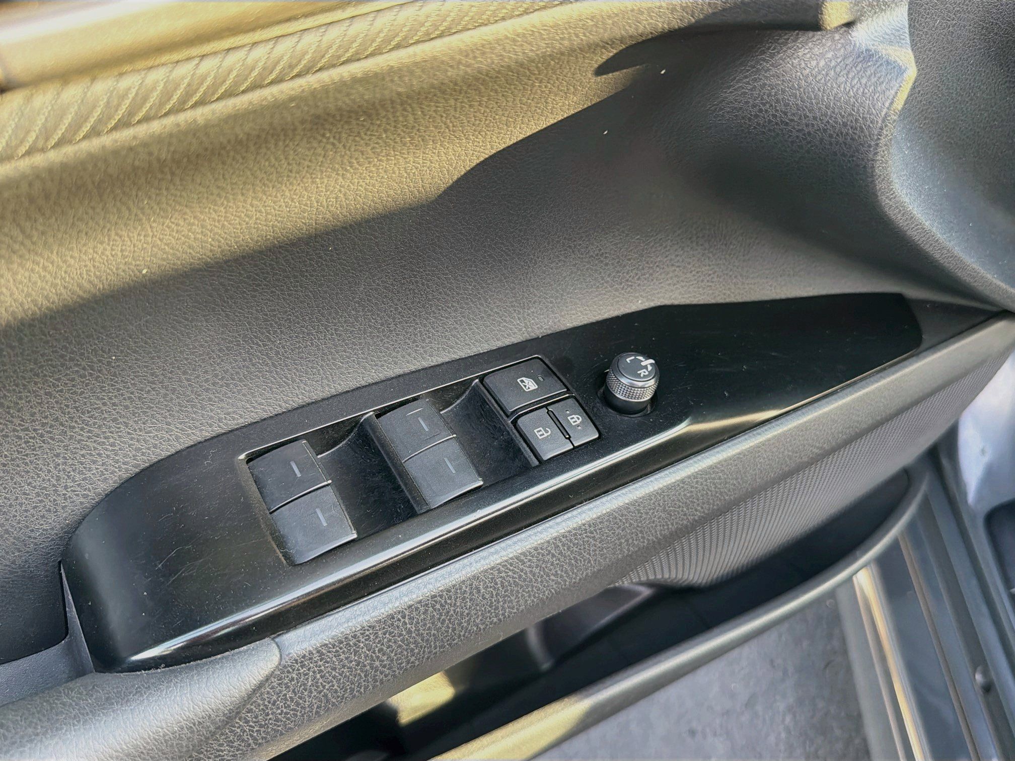 Used 2025 Toyota Camry SE FWD image 13