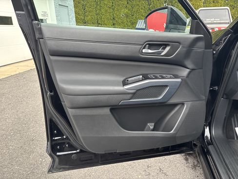 Used 2025 Nissan Pathfinder SL w/ SL Premium Package image 17