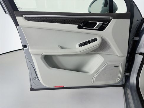 Certified 2021 Porsche Macan Turbo image 6