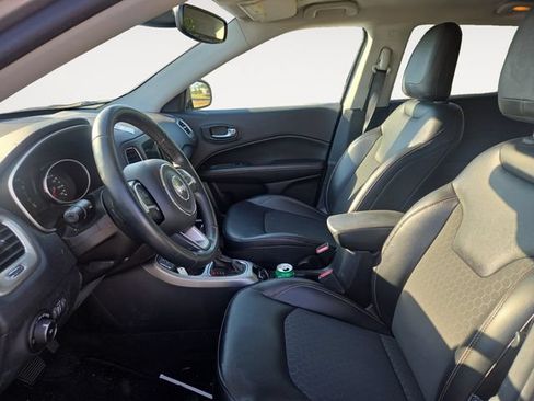 Used 2017 Jeep Compass Latitude w/ Popular Equipment Group FWD image 9