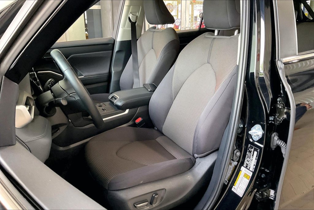 Used 2025 Toyota Highlander LE FWD image 3