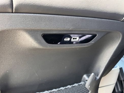 Used 2024 Chrysler Pacifica Touring-L image 19