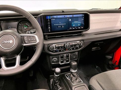 Used 2025 Jeep Wrangler Unlimited Sahara w/ Safety Group AWD/4WD image 7