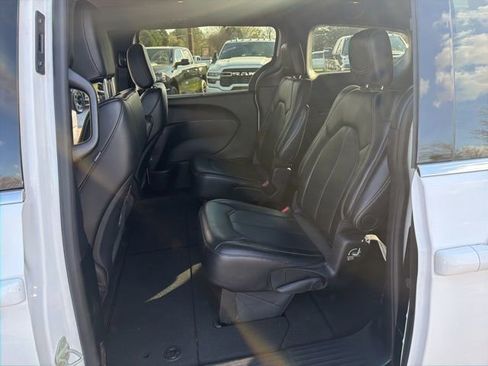 Used 2025 Chrysler Pacifica Select image 16