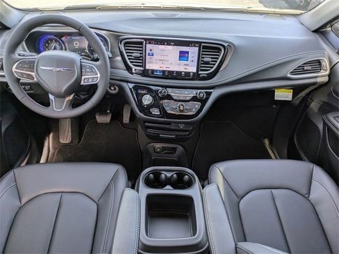 New 2026 Chrysler Pacifica Select image 16