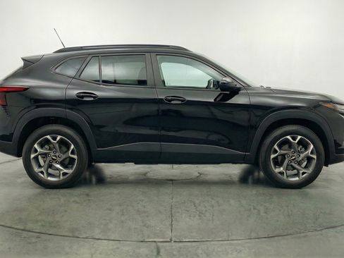 Used 2025 Chevrolet Trax LT FWD image 8
