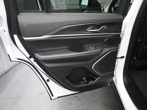 New 2026 Jeep Grand Cherokee Limited AWD/4WD image 14