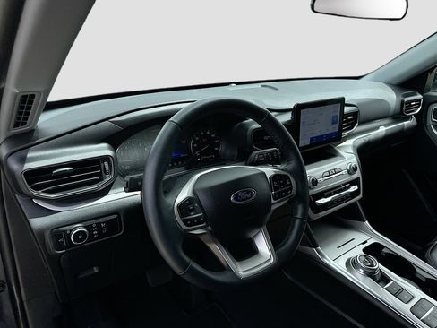 Used 2023 Ford Explorer XLT w/ Equipment Group 202A image 9