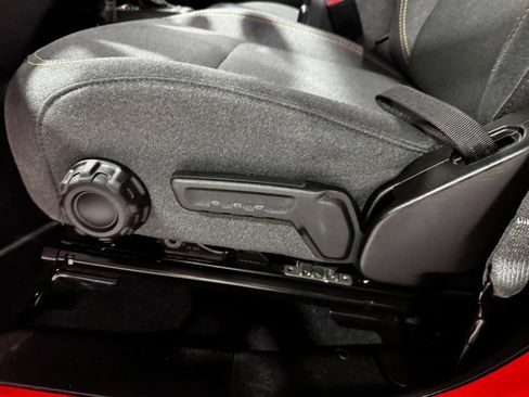 Used 2025 Jeep Wrangler Unlimited Sport AWD/4WD image 19
