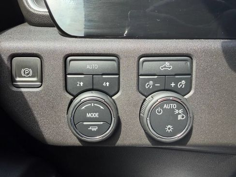 Used 2022 Chevrolet Silverado 1500 LT AWD/4WD image 25