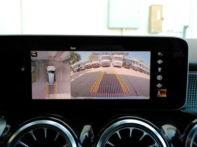 Used 2021 Mercedes-Benz GLB 250 w/ Premium Package image 8