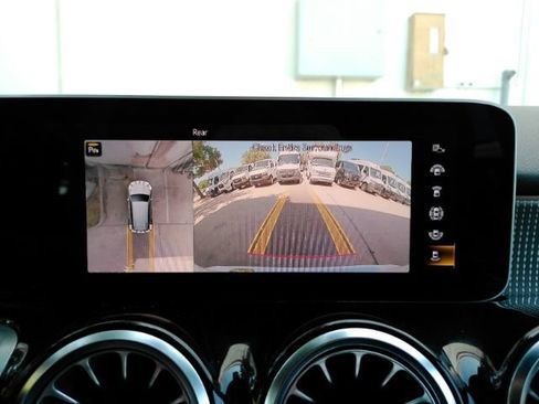 Used 2021 Mercedes-Benz GLB 250 w/ Premium Package image 8