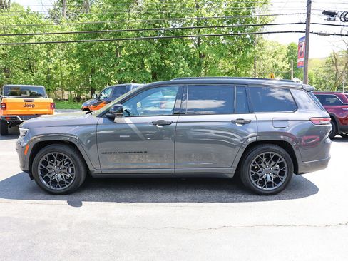 Used 2023 Jeep Grand Cherokee L Summit AWD/4WD image 4