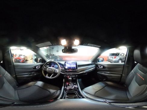 Used 2025 Jeep Compass Trailhawk image 41