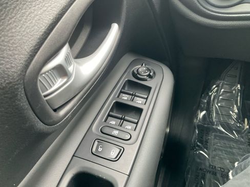 Used 2023 Jeep Renegade Latitude AWD/4WD image 19