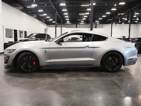 Used 2022 Ford Mustang Shelby GT500 w/ Technology Package RWD image 9