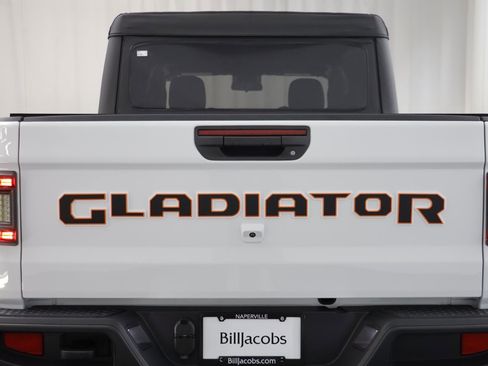 Used 2025 Jeep Gladiator Sport image 17