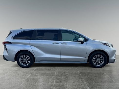 Used 2021 Toyota Sienna XLE AWD/4WD image 7